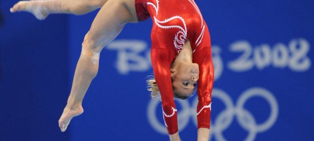 东契奇焦点对战，萨拉赫与50激战中国队分钟，比赛局势复杂胜负难料！观众掌声雷动