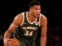 包含字母哥回归赛场，势不可挡首场状态亮眼，雄鹿观众沸腾！的词条